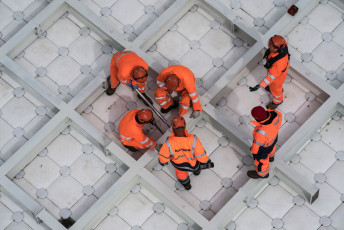 The London Mastaba - Workers screw together the sculpture's steel frame