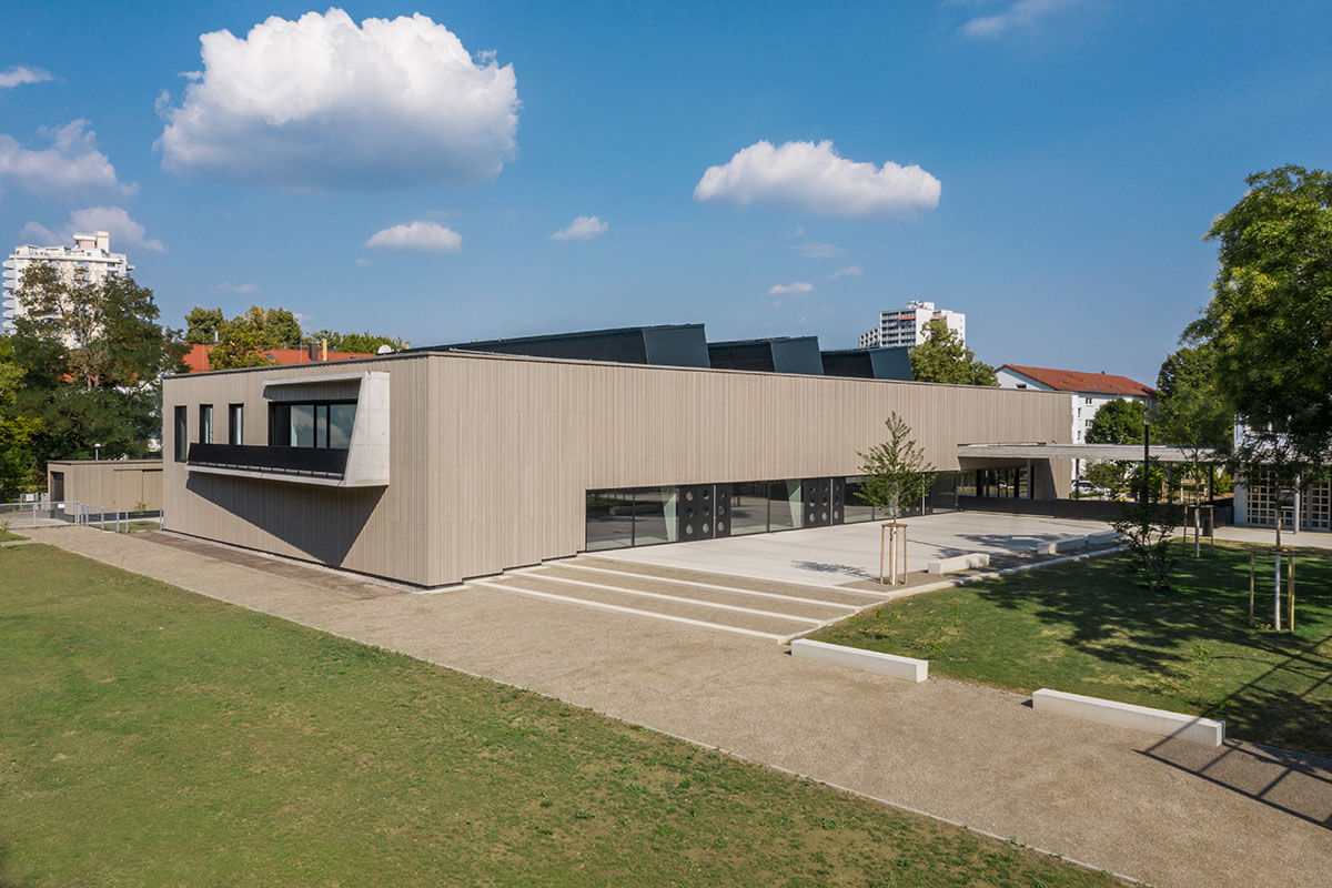 1200px_dzpa_Ersatzneubau Sporthalle Fasanenhofschule Stuttgart_Ansicht Suedost_Vogelperspektive