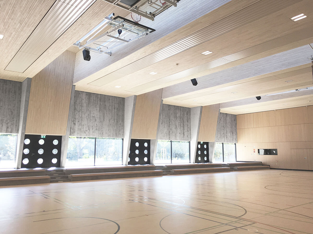 1200px_dzpa_Ersatzneubau Sporthalle Fasanenhofschule Stuttgart_Halle Nordost mit Fluchttüren