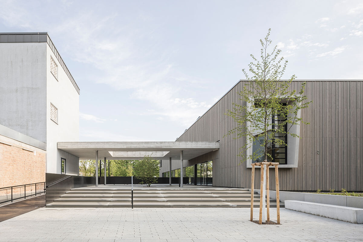 1200px_dzpa_Ersatzneubau Sporthalle Fasanenhofschule Stuttgart_Haupteingang_Ansicht Nord