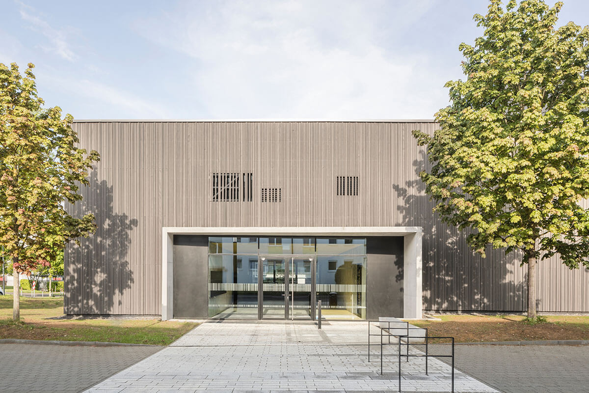 1200px_dzpa_Ersatzneubau Sporthalle Fasanenhofschule Stuttgart_Sportlereingang_Ansicht West