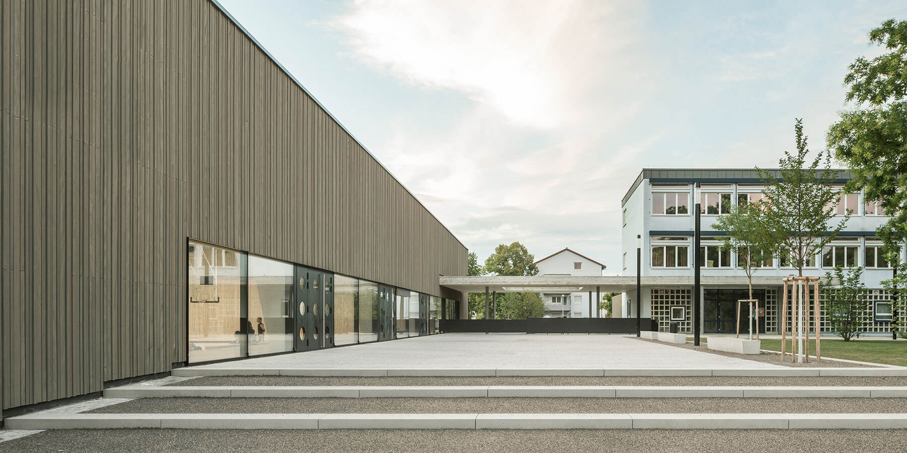1800px_dzpa_Ersatzneubau Sporthalle Fasanenhofschule Stuttgart_Ansicht Ost_Vordach_Bestand