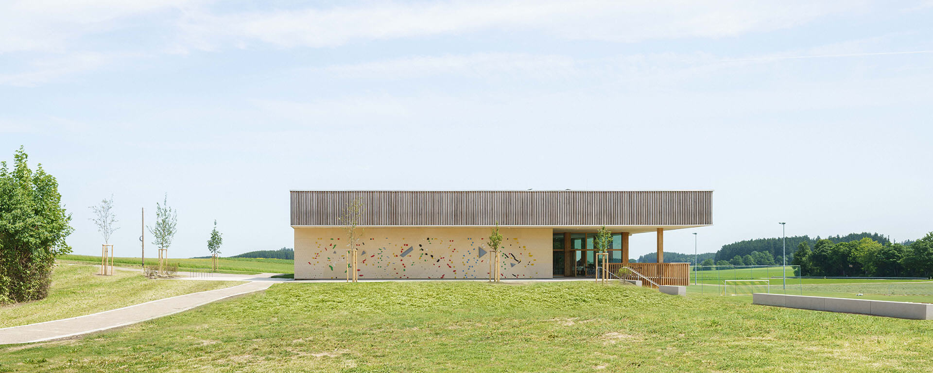 1920px_Zugang Schule_Foto_ Sebastian Schels