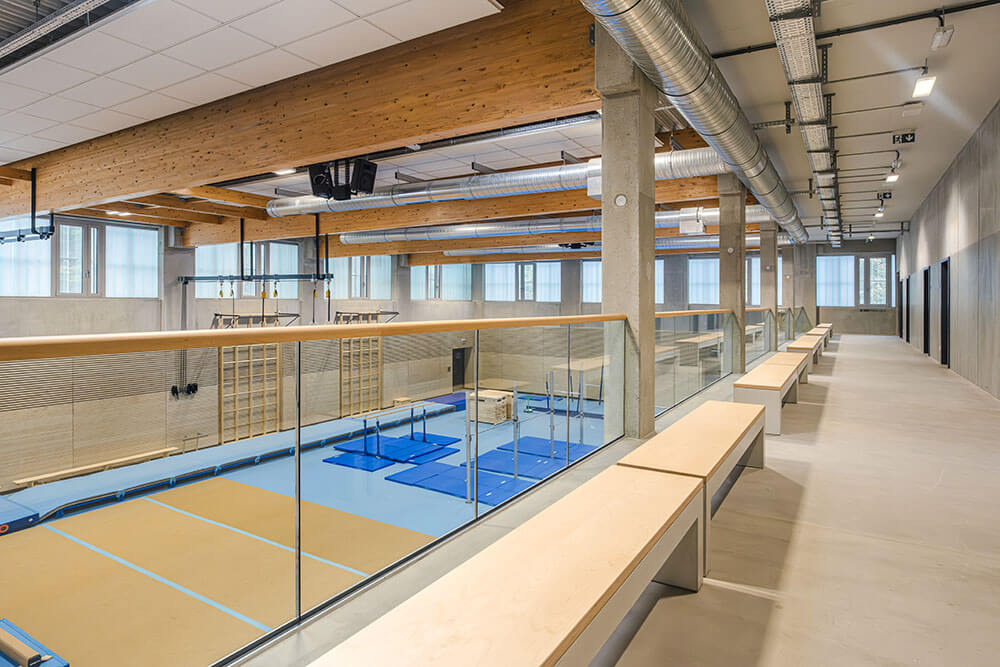 1000px_Schnittger Architekten - Sporthalle Schönberg Innen 6-25 - Final -34