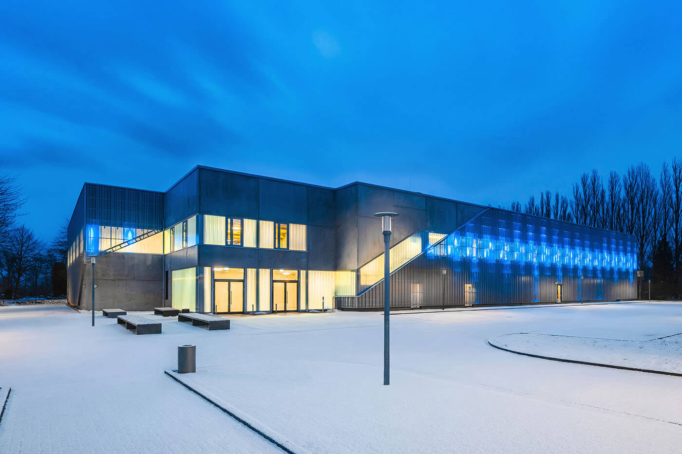 1400px_Schnittger Architekten - Halle Schönberg Beleuchtet - 1-26 - Motiv-2