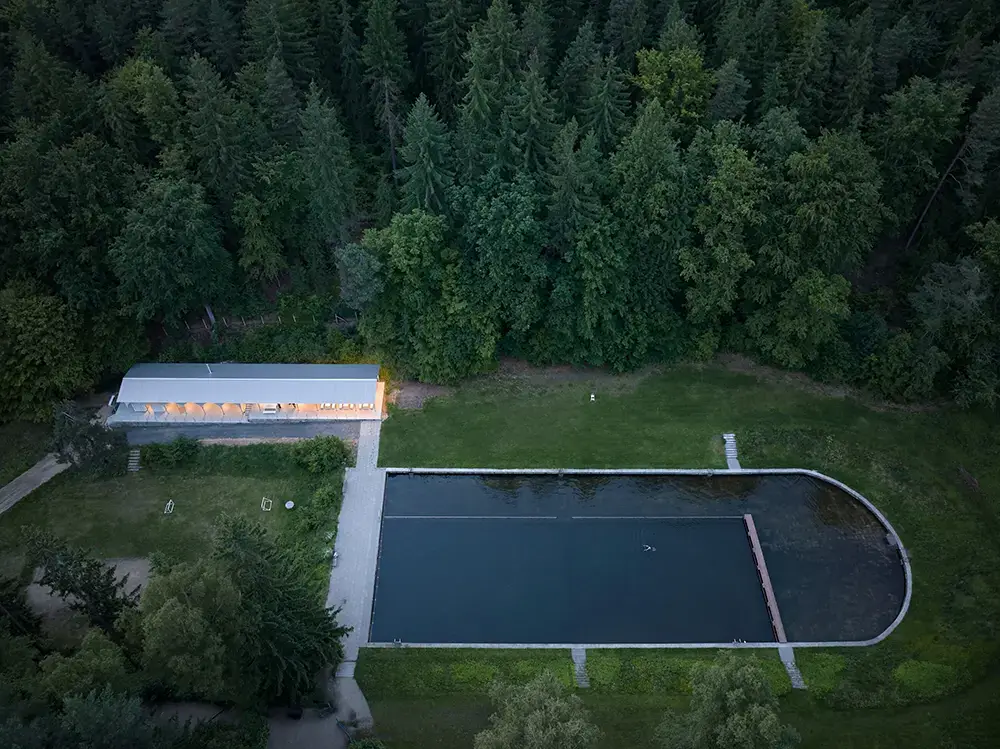 1000px_mjolk-architekti-marie-vondrakova-forest-pool-boysplaynice-22
