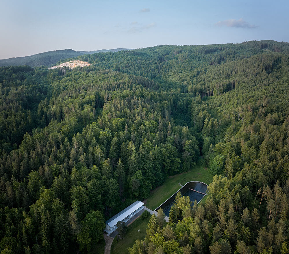 1000px_mjolk-architekti-marie-vondrakova-forest-pool-boysplaynice-25