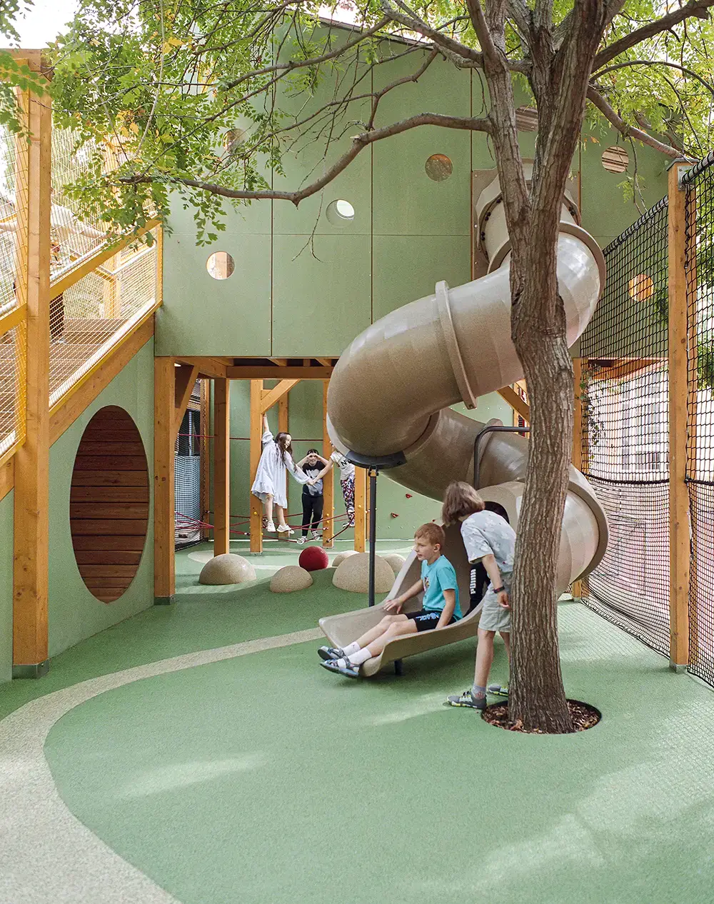 1000px_09 Bajza Vertical Playgarden
